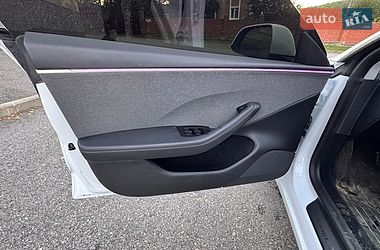 Седан Tesla Model 3 2025 в Полтаві