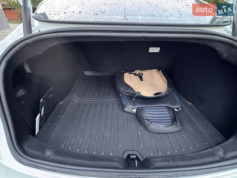 Седан Tesla Model 3 2025 в Полтаві