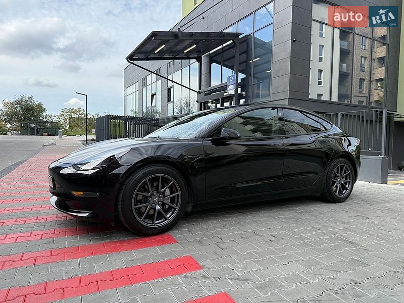Седан Tesla Model 3 2022 в Львове