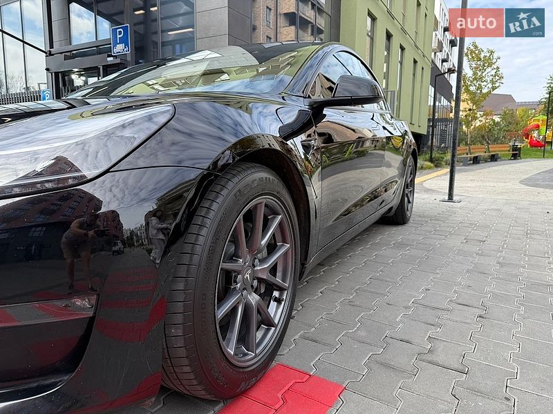 Седан Tesla Model 3 2022 в Львове