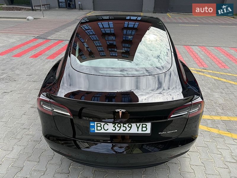 Седан Tesla Model 3 2022 в Львове