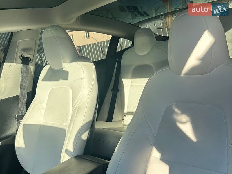 Седан Tesla Model 3 2023 в Монастириській