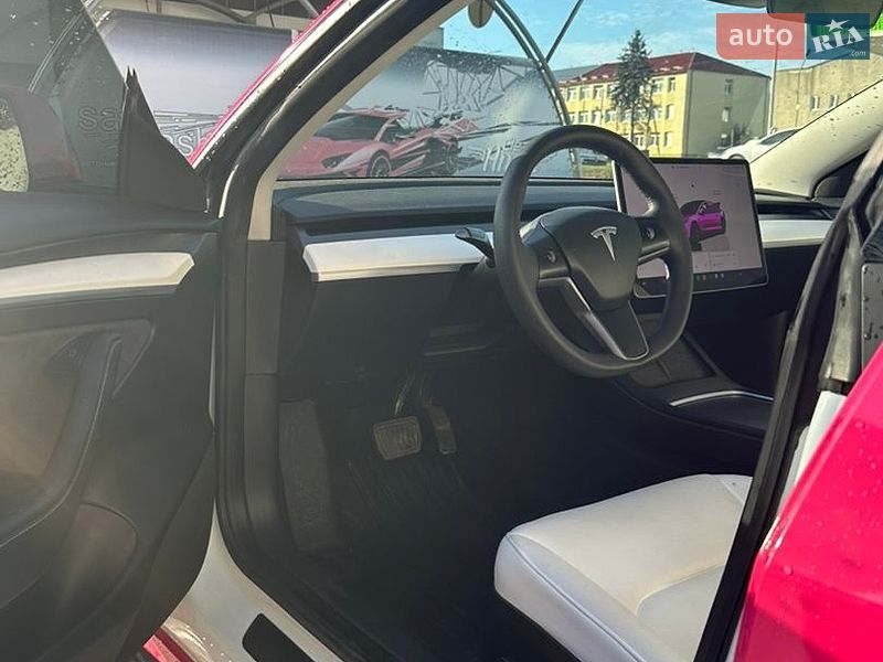 Седан Tesla Model 3 2023 в Монастириській