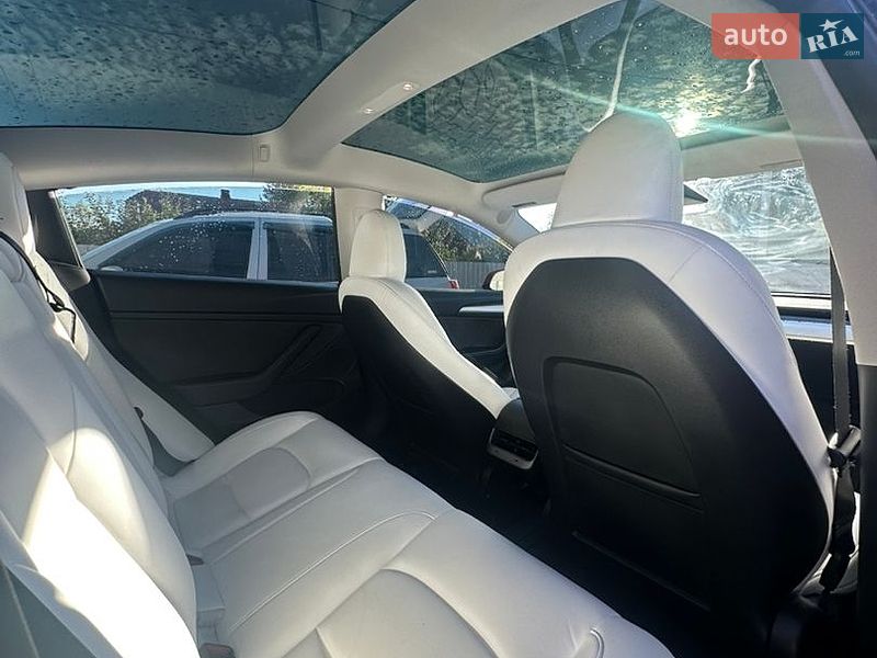Седан Tesla Model 3 2023 в Монастириській