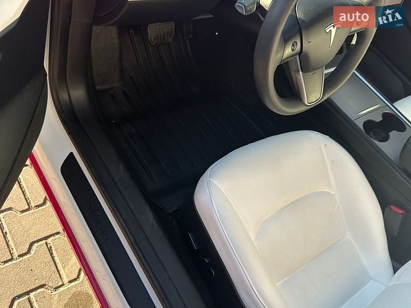 Седан Tesla Model 3 2023 в Монастириській