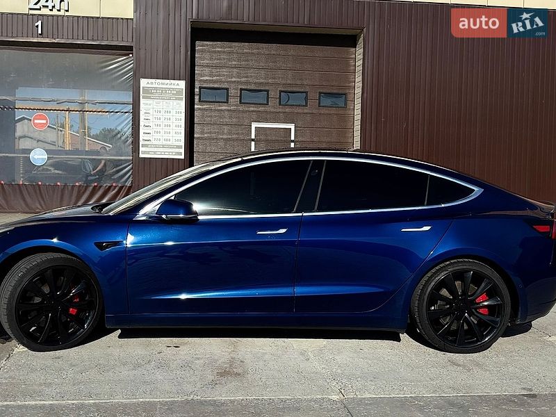 Седан Tesla Model 3 2019 в Львові
