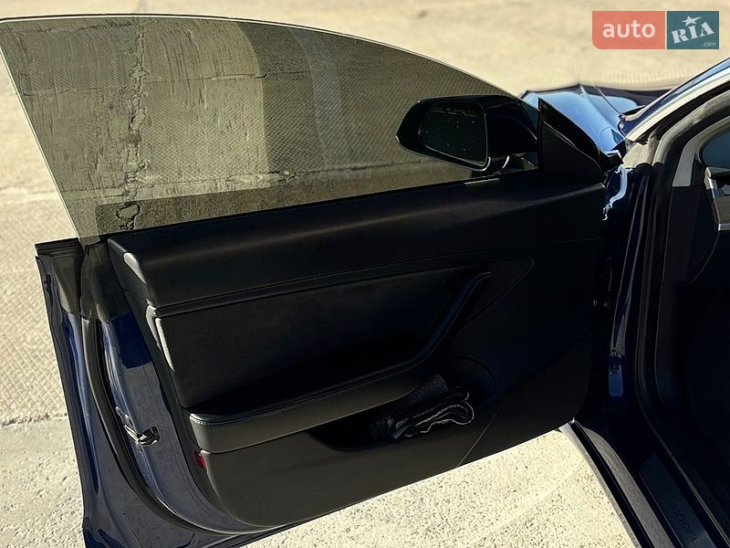 Седан Tesla Model 3 2019 в Львові