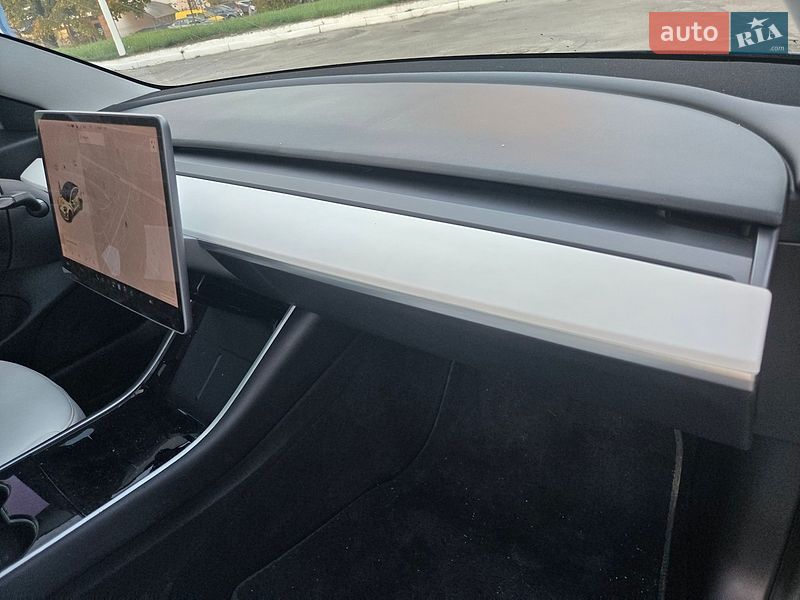 Седан Tesla Model 3 2020 в Львове
