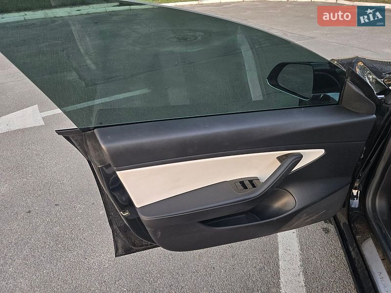 Седан Tesla Model 3 2020 в Львове
