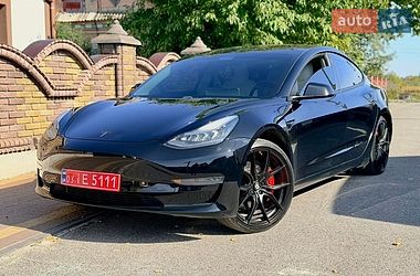 Седан Tesla Model 3 2019 в Дубні
