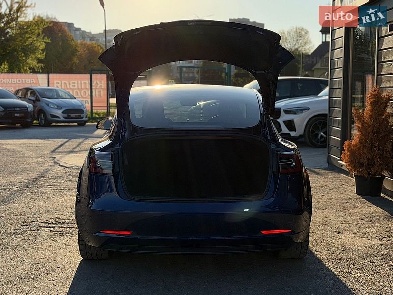 Седан Tesla Model 3 2021 в Шептицькому