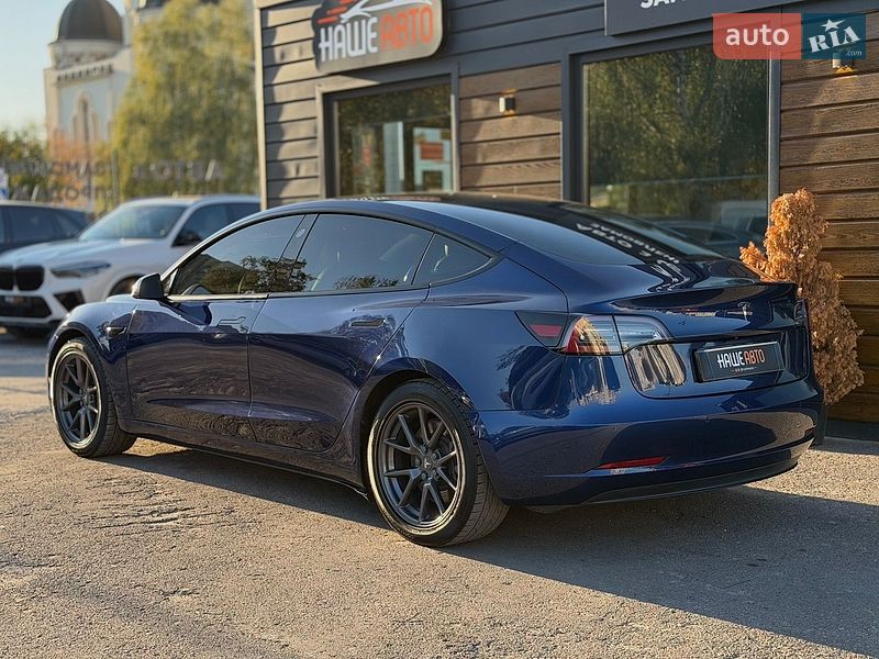 Седан Tesla Model 3 2021 в Шептицькому