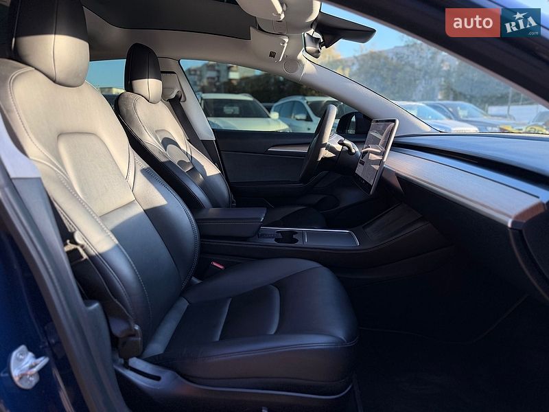Седан Tesla Model 3 2021 в Шептицькому