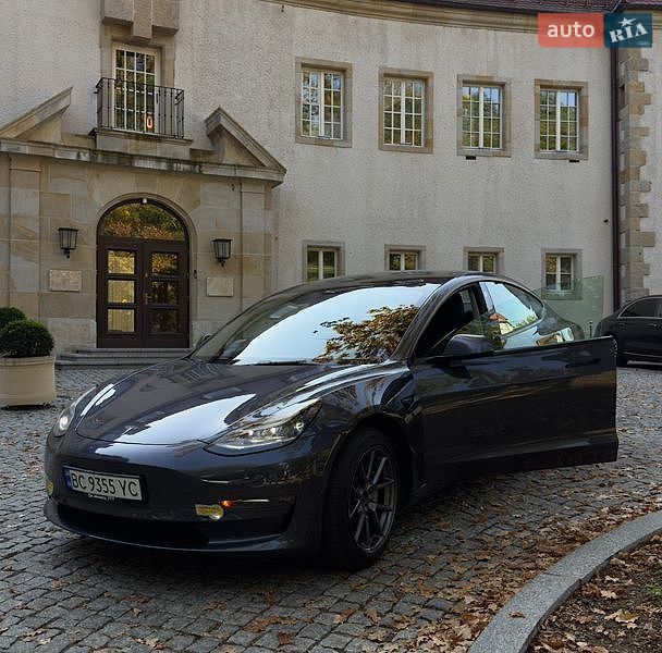 Седан Tesla Model 3 2021 в Львове
