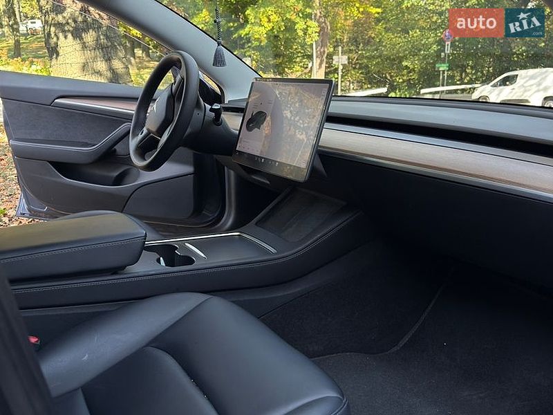 Седан Tesla Model 3 2021 в Львові