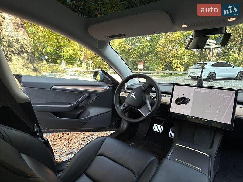 Седан Tesla Model 3 2021 в Львові