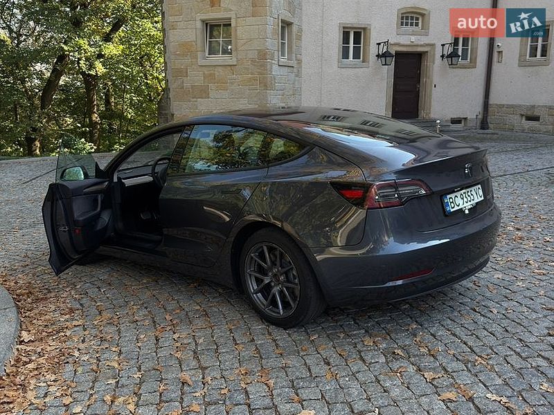 Седан Tesla Model 3 2021 в Львові