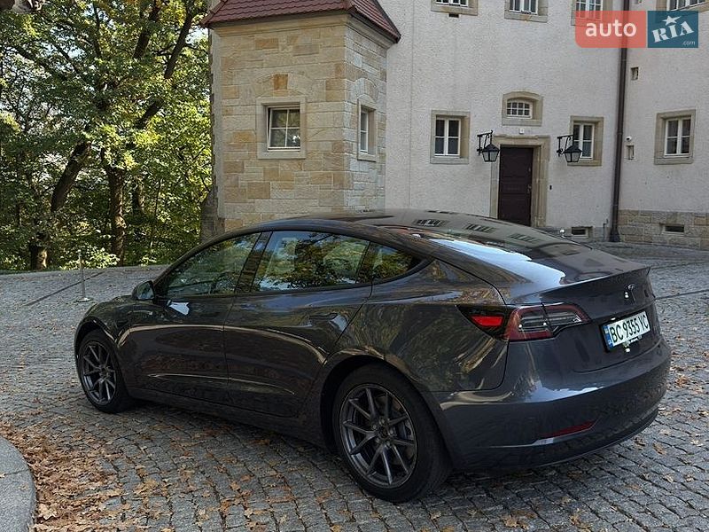 Седан Tesla Model 3 2021 в Львові