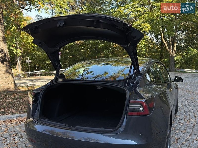 Седан Tesla Model 3 2021 в Львові