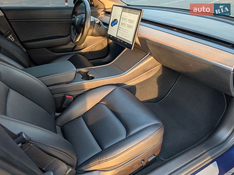 Седан Tesla Model 3 2018 в Львові