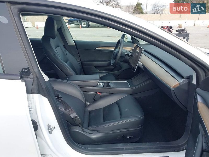 Седан Tesla Model 3 2023 в Луцьку