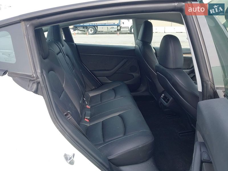 Седан Tesla Model 3 2023 в Луцьку
