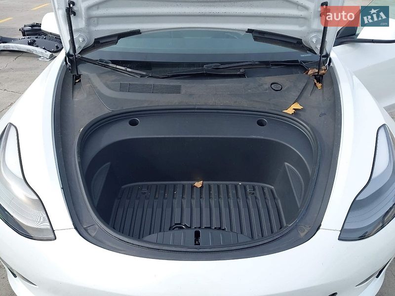 Седан Tesla Model 3 2023 в Луцьку