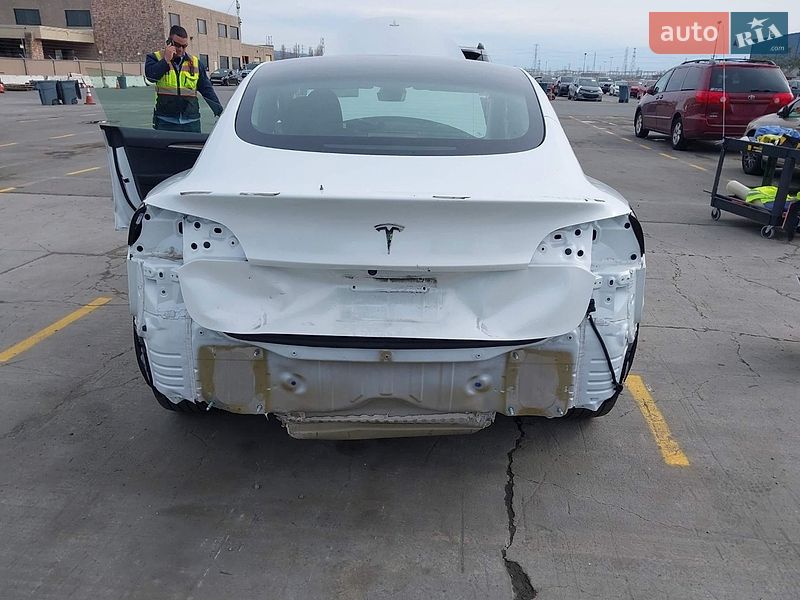 Седан Tesla Model 3 2023 в Луцьку