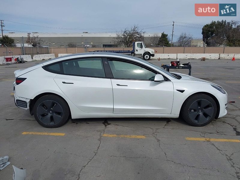 Седан Tesla Model 3 2023 в Луцьку