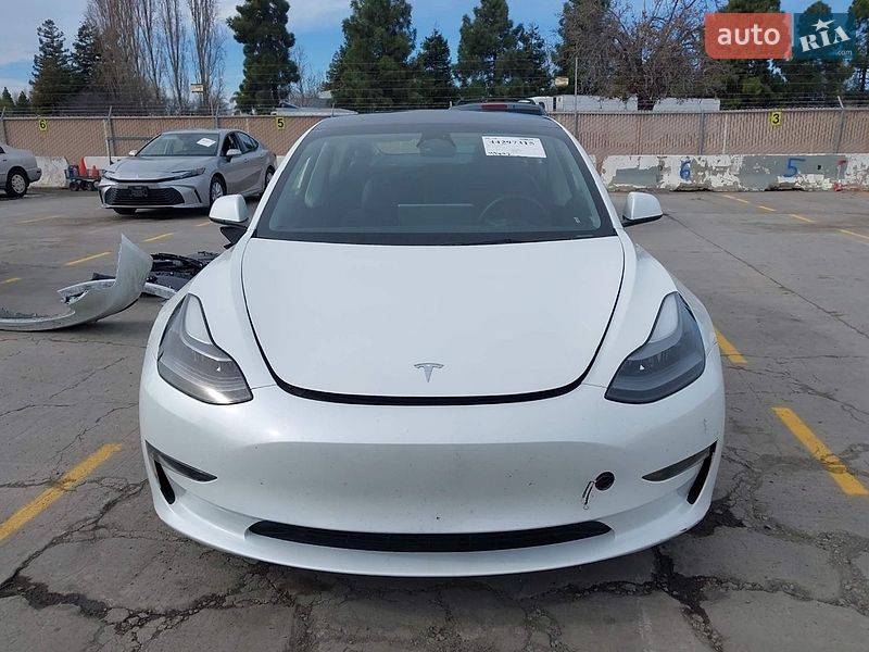 Седан Tesla Model 3 2023 в Луцьку