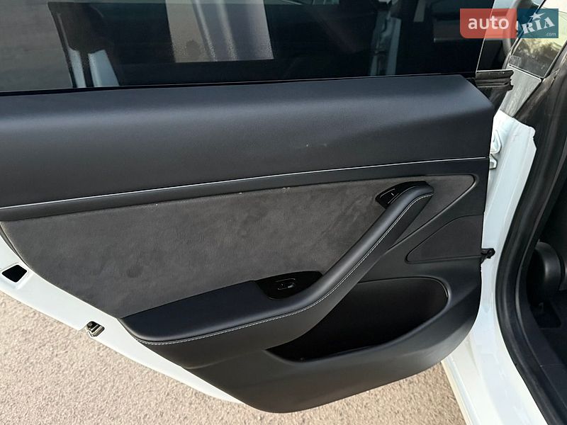 Седан Tesla Model 3 2019 в Трускавце