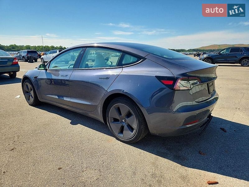 Седан Tesla Model 3 2023 в Черновцах