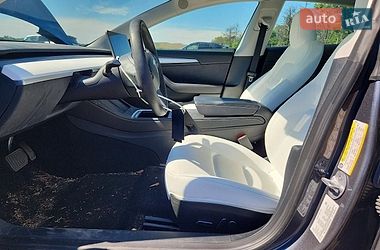 Седан Tesla Model 3 2023 в Черновцах