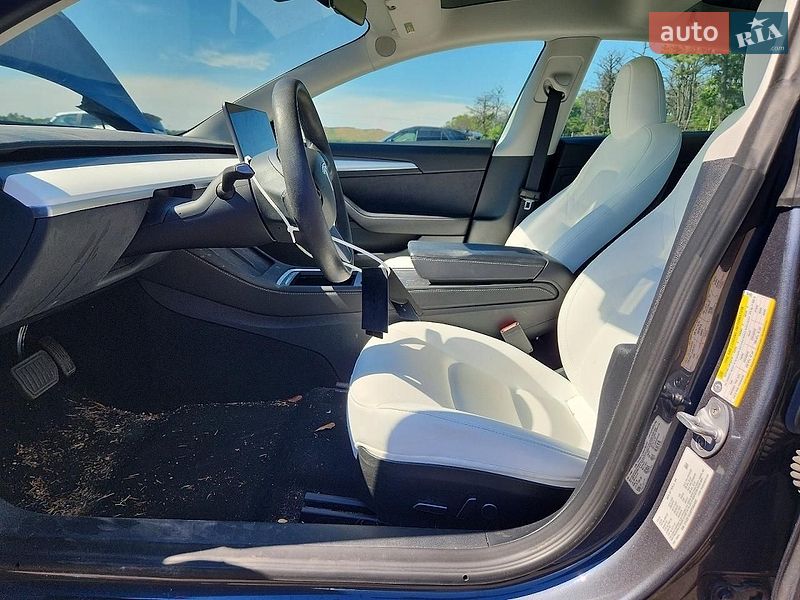Седан Tesla Model 3 2023 в Черновцах