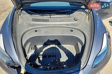 Седан Tesla Model 3 2023 в Черновцах