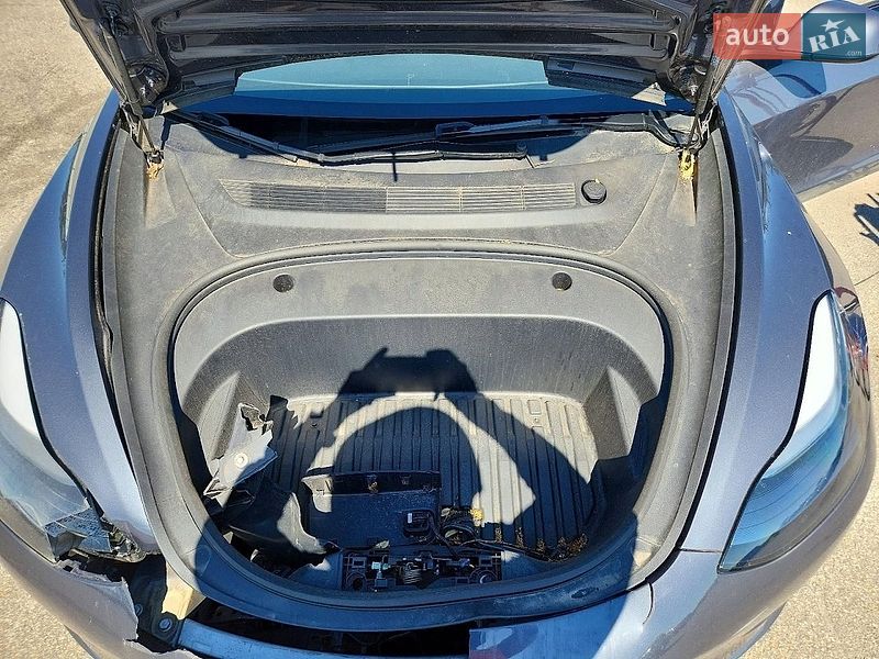Седан Tesla Model 3 2023 в Черновцах