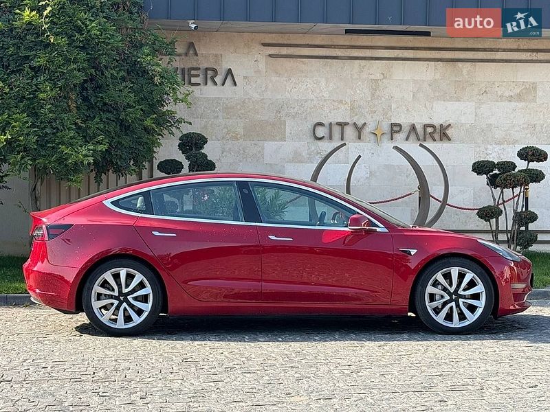 Седан Tesla Model 3 2018 в Львові