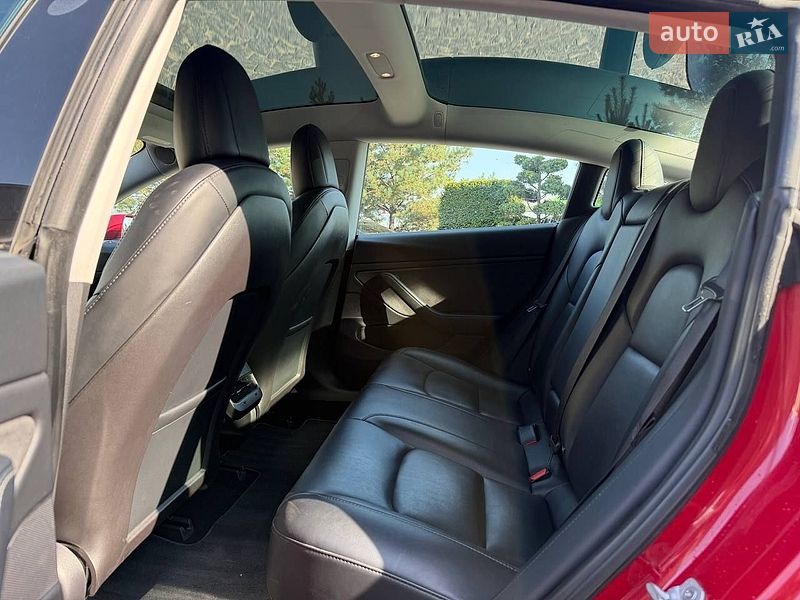 Седан Tesla Model 3 2018 в Львові