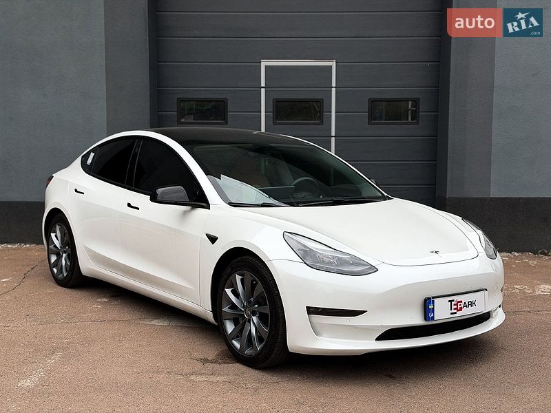 Седан Tesla Model 3 2021 в Киеве