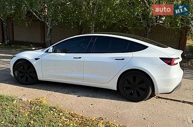 Седан Tesla Model 3 2024 в Кривому Розі