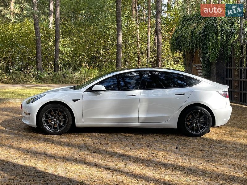Седан Tesla Model 3 2022 в Новояворовске