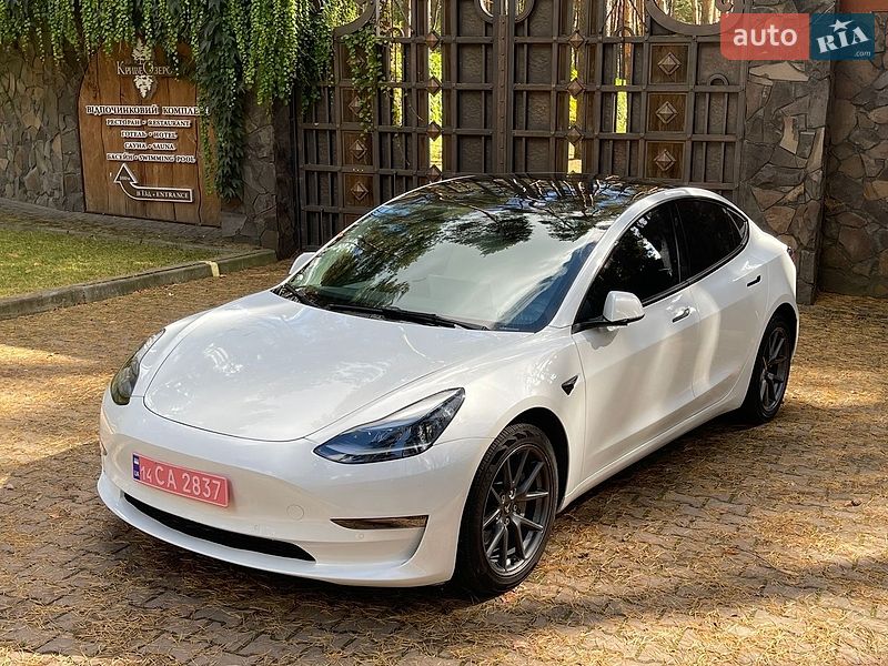 Седан Tesla Model 3 2022 в Новояворовске
