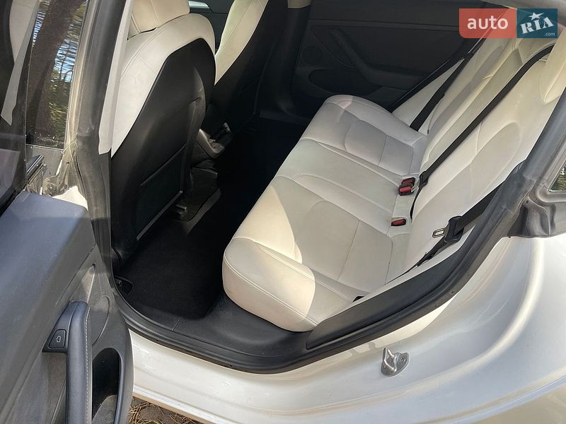 Седан Tesla Model 3 2022 в Новояворовске