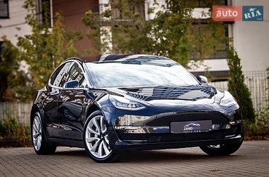 Седан Tesla Model 3 2018 в Львові