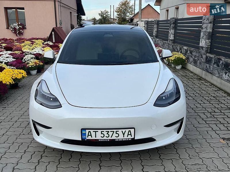 Седан Tesla Model 3 2022 в Долине