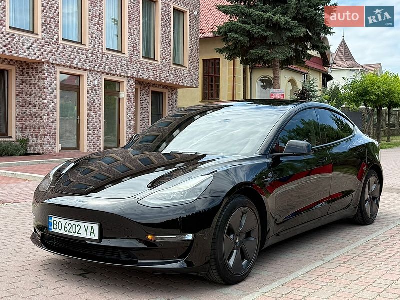 Седан Tesla Model 3 2021 в Чернівцях