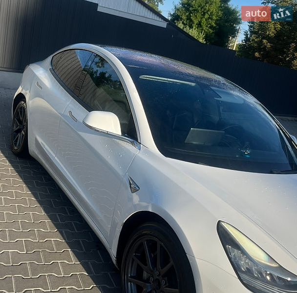 Седан Tesla Model 3 2018 в Луцке