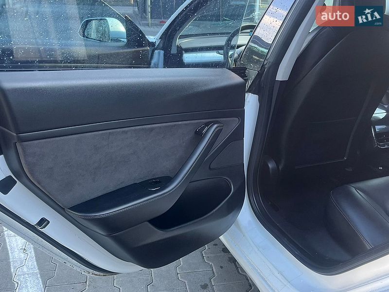 Седан Tesla Model 3 2018 в Луцке