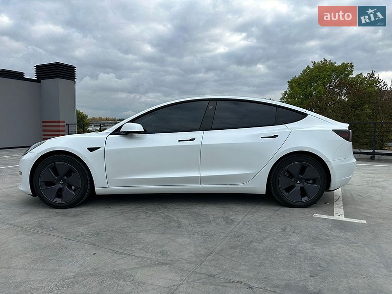 Седан Tesla Model 3 2022 в Львове