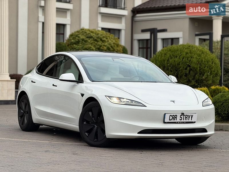 Седан Tesla Model 3 2025 в Стрию